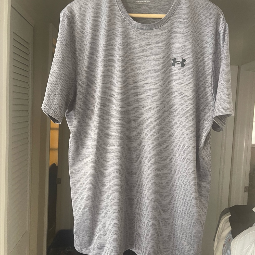 New large Under Armour t shirt, gray.